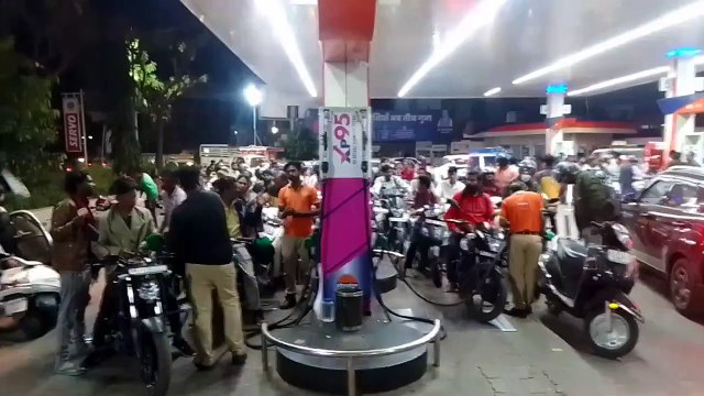 कई पम्प पर लम्बी कतारें लगी