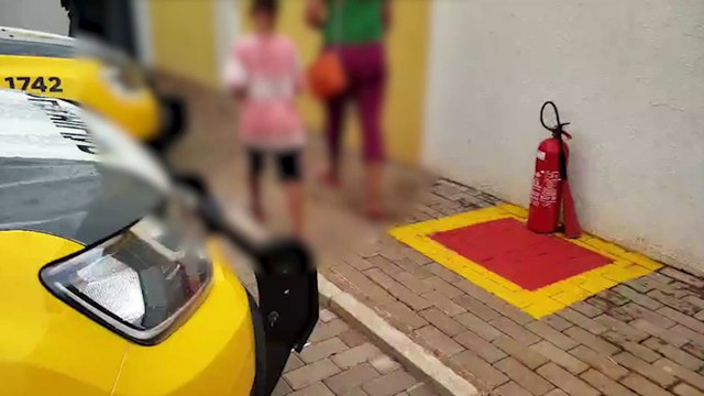 De mãos dadas com o filho pequeno, vítima de agressão vai à Delegacia para representar contra o marido