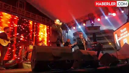 Ünlü şarkıcılar Hakan Peker'e destek için sahne aldı