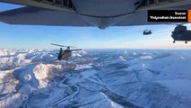ビデオは、北極でのMH-47Gチヌークヘリコプターの給油を示しています。