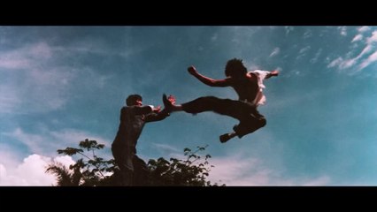 Bruce Lee Faces Off Against Mafia Boss in Classic Action Film 🎬