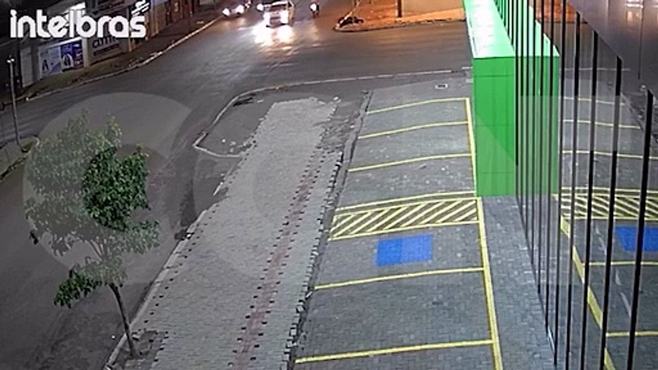 Câmera flagra forte colisão que deixou motociclista ferido na Rua São Paulo