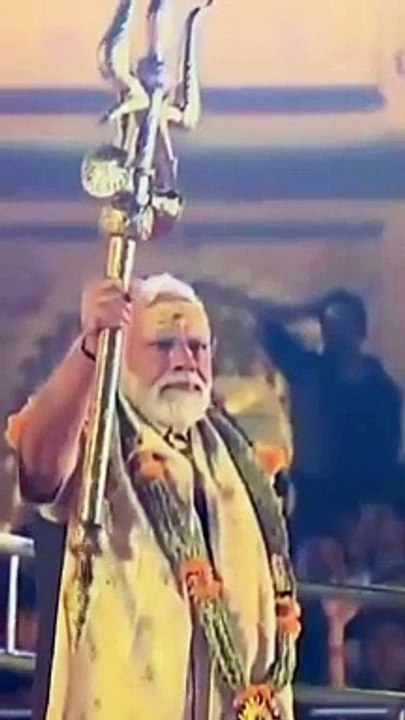 हाथ में त्रिशूल, माथे पर चंदन और गले में माला, वाराणसी में महादेव अवतार में दिखे PM मोदी