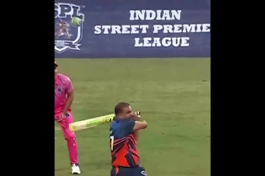 ISPL Match: भरे स्टेडियम में इंफ्लुएंसर गौरव तनेजा का हो गया 'मोय-मोय', सचिन तेंदुलकर भी नहीं रोक पाए हंसी