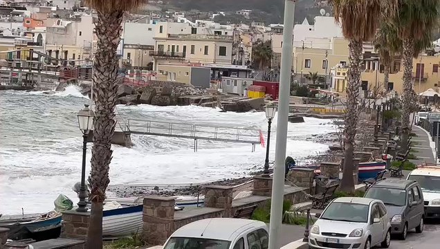 Eolie, lo scirocco mette in crisi i collegamenti marittimi: vento a 40 chilometri orari