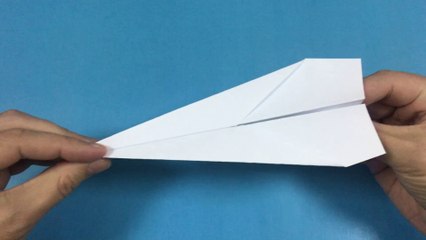 Avion en papier qui vole loin. Avion en papier