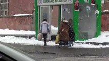 Kars'ta dün başlayan ve sabah saatlerine kadar etkisini sürdüren kar şehir merkezini beyaza bürüdü.