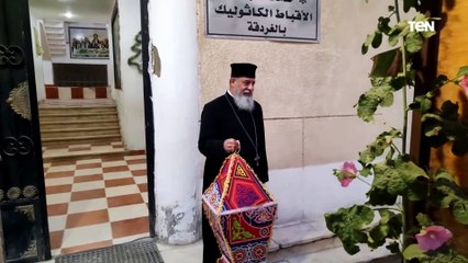 روح المحبة...أسقف الأقباط الكاثوليك بالغردقة يعلق فانوس رمضان على مدخل المطرانية