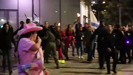 الآلاف يتظاهرون في تل أبيب للإفراج عن الرهائن والإطاحة بنتانياهو