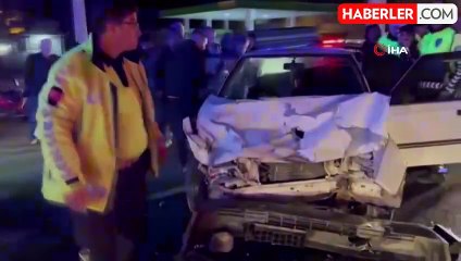 Otomobil seyir halindeki tıra çarptı: 2 yaralı