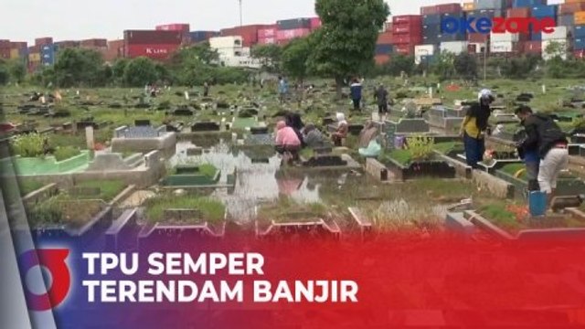 Terendam Banjir, Begini Perjuangan Peziarah Menuju TPU Semper