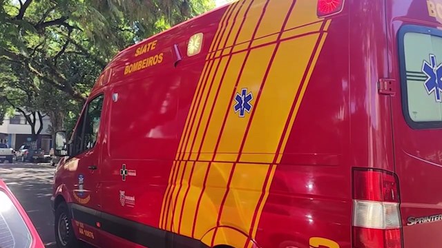 Idosa é socorrida pelo Siate após sofrer queda em calçada no Centro