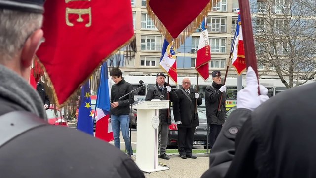 Des collégiens participent à l'hommage aux victimes de terrorisme