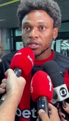 Vestindo a camisa do Vitória, Luiz Adriano desembarca em Salvador para assinar com o clube: "Buscar títulos"