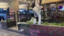 Vean como unas feministas que destrozan la fachada de un restaurante en México