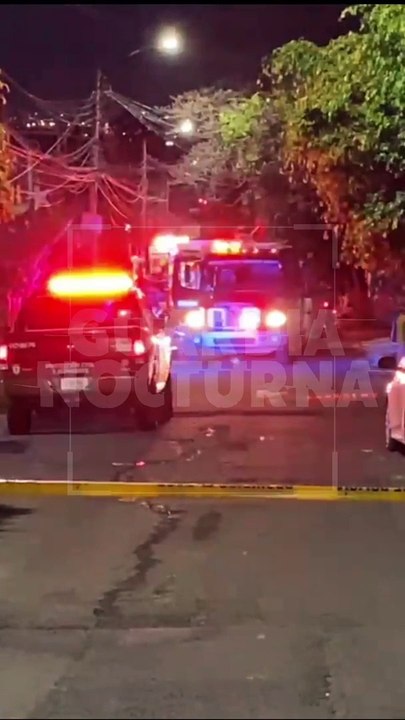 #Preliminar En la colonia Colina de Las Águilas, en Zapopan, bomberos municipales lograron sofocar un voraz incendio que consumió una vivienda de cuatro niveles. Además, lograron rescatar a tres mininos #GuardiaNocturna