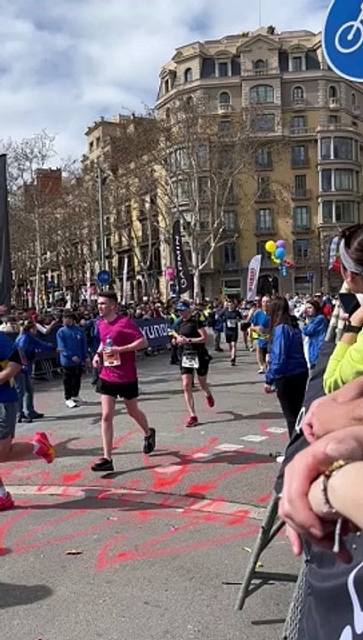 Tropiezos y caídas en la Marató de Barcelona por un desnivel no señalizado