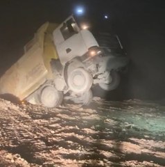 Sultangazi'de hafriyat kamyonu uçurumdan yuvarlandı, Şoför son anda kurtuldu