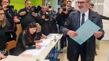 Regionali Abruzzo, foto e strette di mano per D'Amico che vota a Pescara