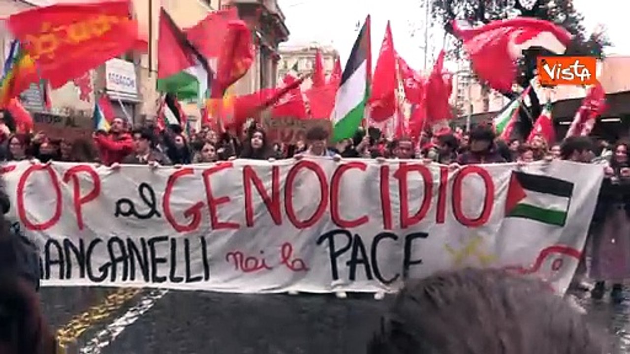 "La Palestina muore, cessate il fuoco", ecco i cartelli alla manifestazione per la pace a Roma