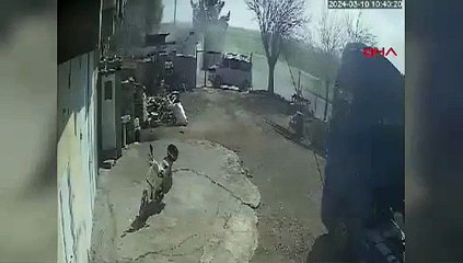 Yolcu otobüsü evin bahçesine daldı! Şoke eden kaza kamerada