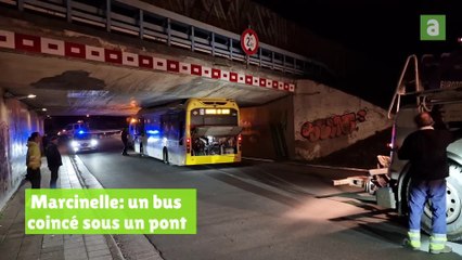 Un bus coincé sous un pont à Marcinelle