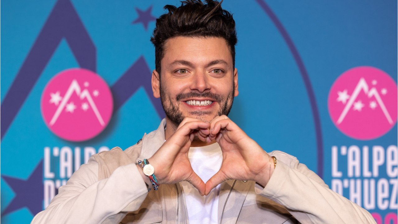 GALA VIDEO - Kev Adams proche de sa grand-mère : cette belle surprise organisée pour ses 80 ans