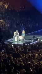 Madonna dá bronca em homem que via seu show sentado e depois percebe que ele é cadeirante