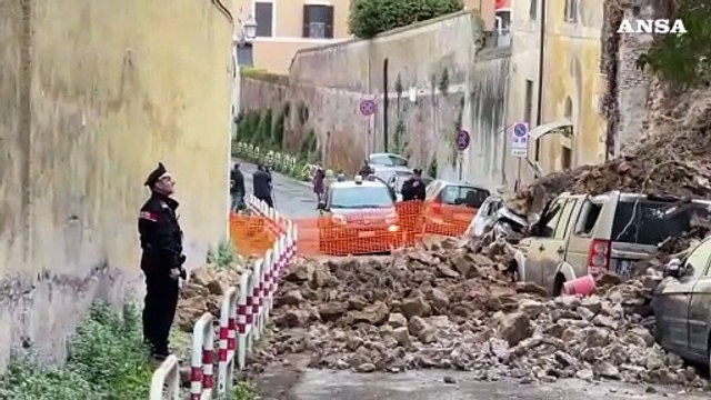 Crolla un muro di tufo su delle auto in sosta a Trastevere, nessun ferito