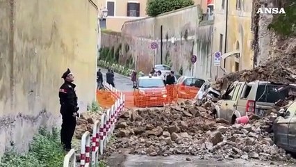 Download Video: Crolla un muro di tufo su delle auto in sosta a Trastevere, nessun ferito