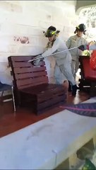 Hondureña encuentra una serpiente en una silla de su casa