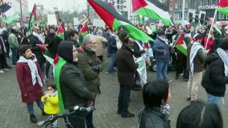 مظاهرة مؤيدة للفلسطينيين في أمستردام احتجاجا على حضور الرئيس الإسرائيلي افتتاح متحف عن المحرقة