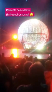 Motociclistas ficam feridos após acidente em globo da morte em Balneário Camboriú