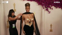 Oscar, Laverne Cox posa per i fotografi sul tappeto rosso