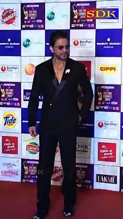 SHAH RUKH KHAN AT RED CARPET OF ZEE CINE AWARDS 2024