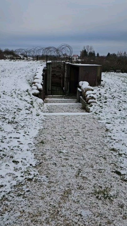Ligne Maginot » est une ligne de défense construite par la France le long de sa frontière avec l'Allemagne avant la Seconde Guerre mondiale.  Cependant, "Rohrbach-les-Bitches" semble être une faute de frappe