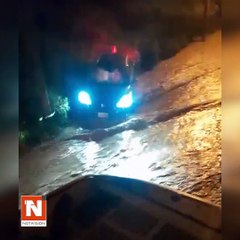 Rescatistas sacaron a 5 mujeres que estaban atrapadas por el desvorde del río.