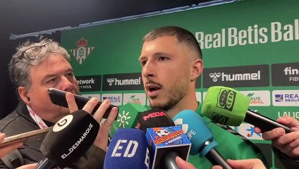Guido Rodríguez, en zona mixta tras el Betis - Villarreal