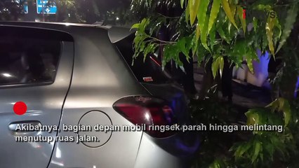 Tabrak Beton Pembatas Jalur Busway di Jaksel, Mobil yang Ditumpangi Sekeluarga Ringsek Parah