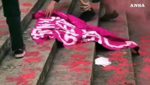 8 marzo, mani sporche di 'sangue' sulla scalinata del ministero dell'Istruzione