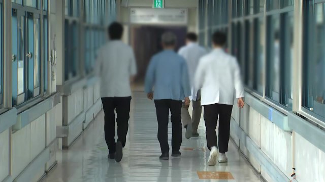 오늘부터 공보의·군의관 투입...교수들 동조 움직임 / YTN