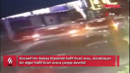 Duraklayan araca çarpıp devrildi: O anlar kamerada