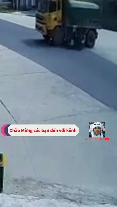 Xe máy tông kinh hoàng xe tải, 2 người gặp nạn nằm gục