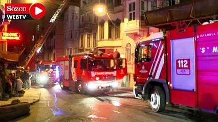 Tải video: Beyoğlu'nda çatı yangını: 1 ölü