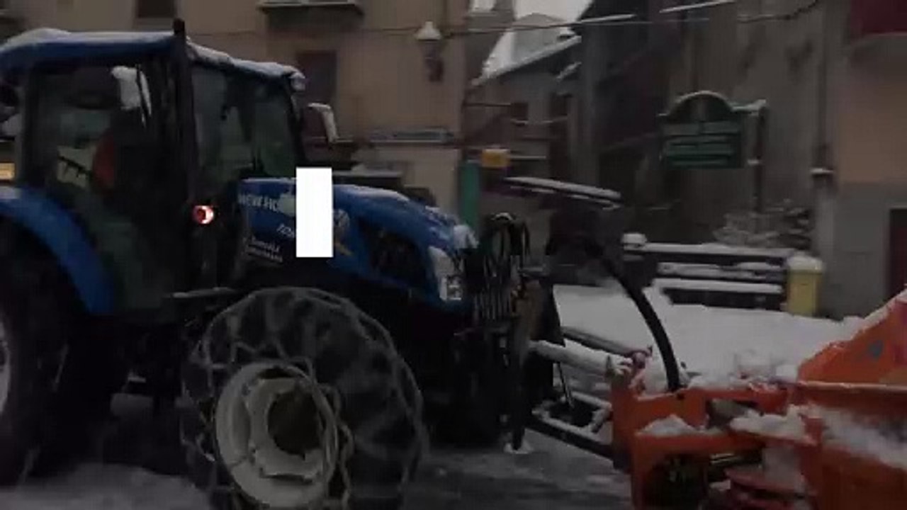 شاهد: عاصفة ثلجية تعرقل حركة المرور وتقطع الكهر...