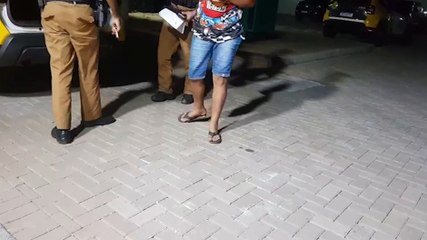 Piloto com garupa sem capacete recusa bafômetro,  desacata PM e acaba preso