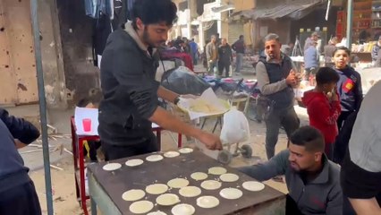 بحلول شهر رمضان فلسطينيون يعرضون ما توفر من منتجات في محالهم التجارية