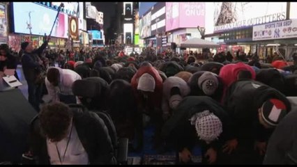 Fedeli musulmani celebrano l'inizio del Ramadan a Times Square