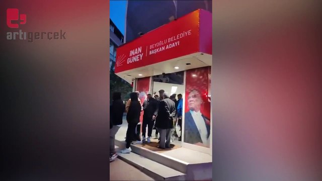 AKP'liler Beyoğlu'nda CHP seçim bürosunu bastı: Erdoğan sloganları atıldı