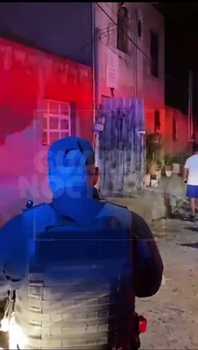 #Preliminar Bomberos de Zapopan lograron sofocar las llamas que consumían un domicilio ubicado en la colonia el Briseño de Zapopan, el morador logró ser rescatado #GuardiaNocturna